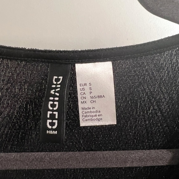 Brand-new black and silver shimmer H&M long sleeve crop top - Picture 3 of 3